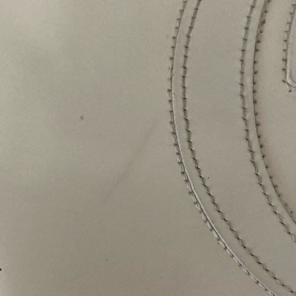 💕👛GUCCI GG EMBOSSED ZIP UP CLUTCH👛💕 - Picture 10 of 16